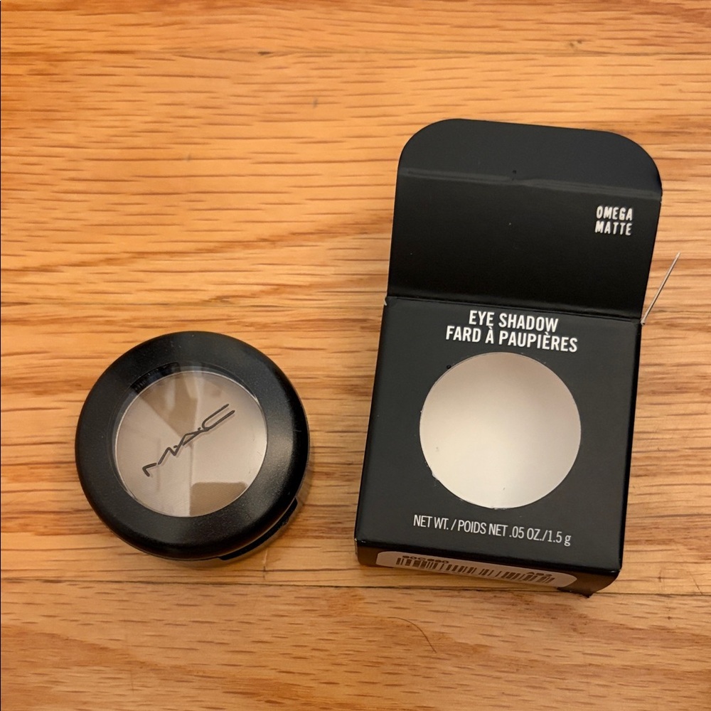 MAC Omega Matte Eyeshadow brand new - Picture 2 of 3